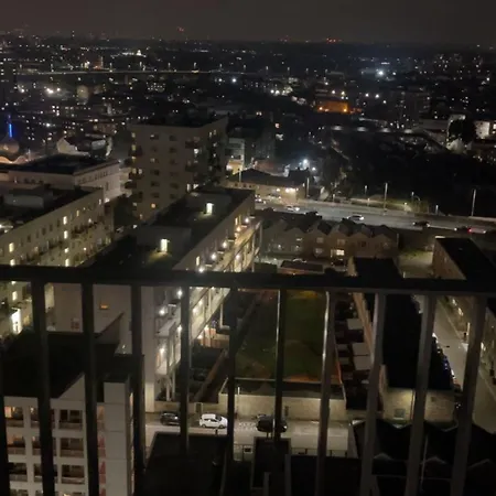 New Luxury 2 Bedroom With A Beautiful London City View Apartment Barking (Greater London)