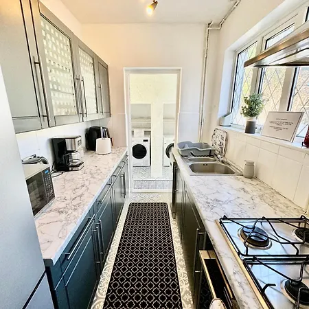 Stunning Modern Cozy 5 Star 3 Bedroom House-free Parking Greater London Metro Stations Hosted By Tony *