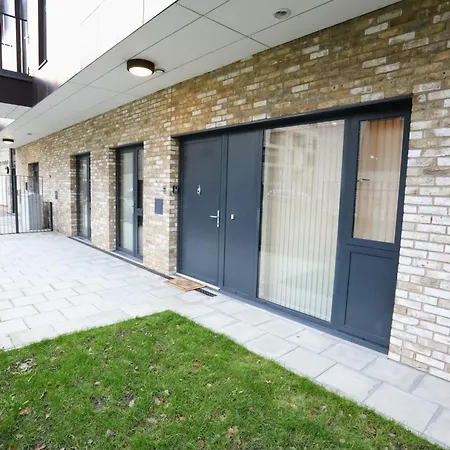 Fw Haute Apartments: Queensbury Ground Floor With Wi-fi And Parking * Harrow