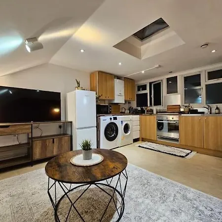 Fulham 2 Bedroom Apartment *