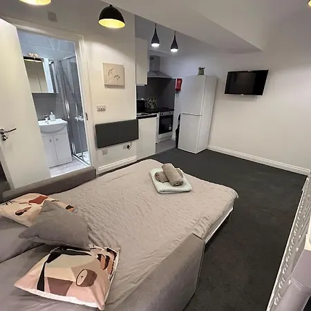 City Studio Escape Near Emirates * London