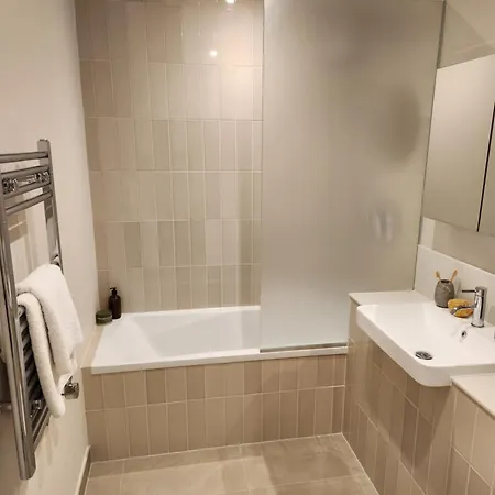 Kings Mews Elegance: City Sparrow's Premier 3-bedroom Residences Apartment *