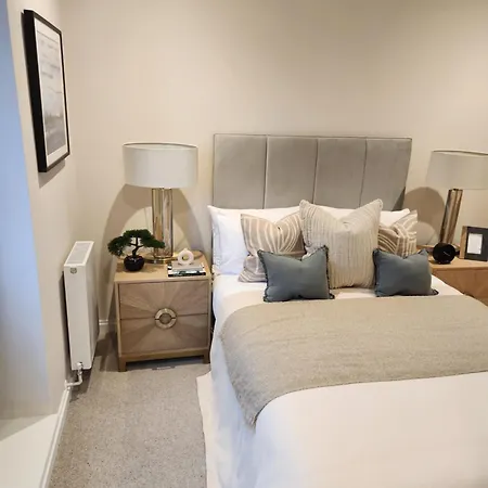 Kings Mews Elegance: City Sparrow's Premier 3-bedroom Residences Apartment *