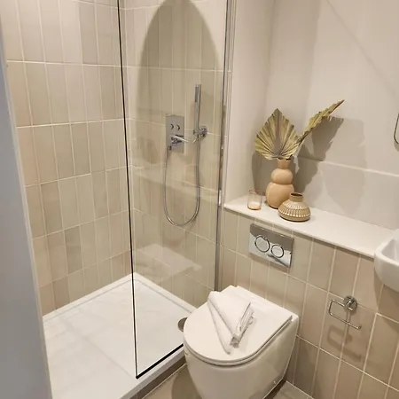 Apartment Kings Mews Elegance: City Sparrow's Premier 3-bedroom Residences *