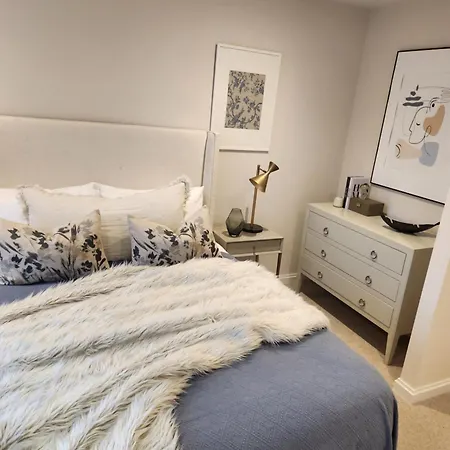Kings Mews Elegance: City Sparrow's Premier 3-bedroom Residences Apartment *