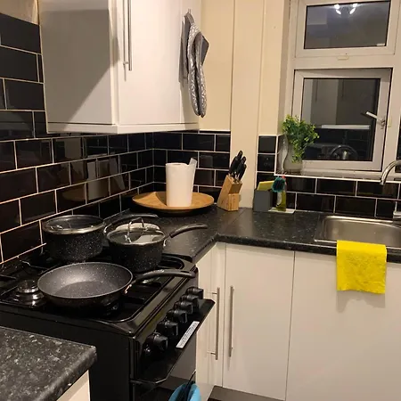 Contractor & Family Friendly House Romford Apartment