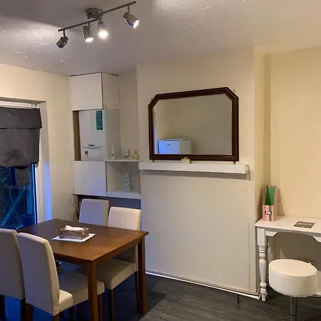 Apartment Contractor & Family Friendly House Romford