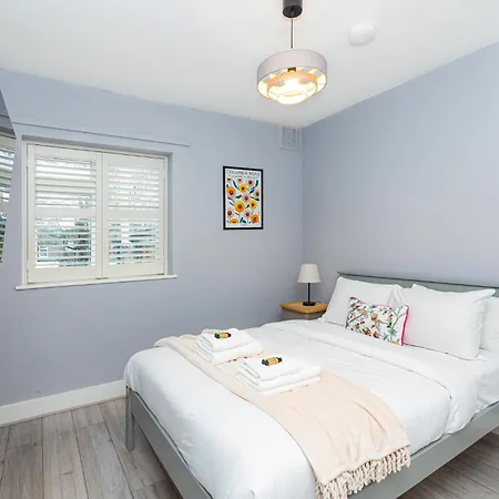 Renovated 3br Wgarden In Stratford, 1min To Train Holiday home London