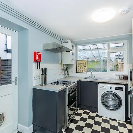 Renovated 3br Wgarden In Stratford, 1min To Train Holiday home *