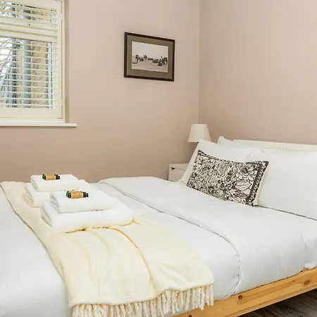 Renovated 3br Wgarden In Stratford, 1min To Train Holiday home *
