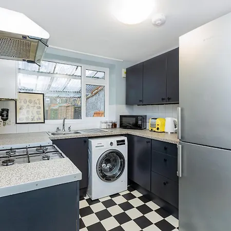Renovated 3br Wgarden In Stratford, 1min To Train Holiday home *