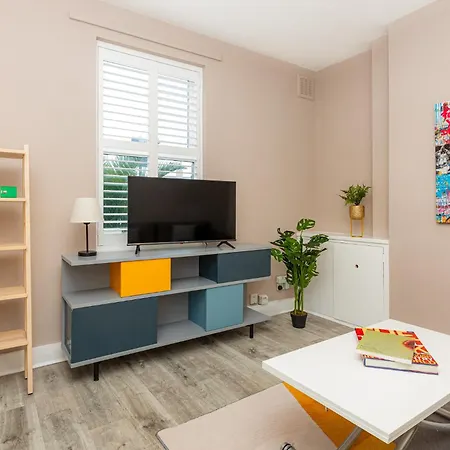 Holiday home Renovated 3br Wgarden In Stratford, 1min To Train