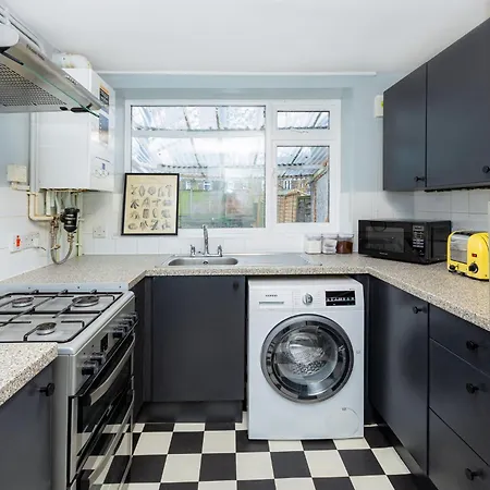 Renovated 3br Wgarden In Stratford, 1min To Train Holiday home London