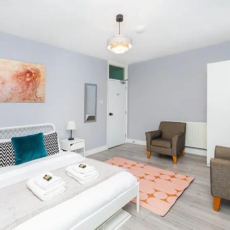 Holiday home Renovated 3br Wgarden In Stratford, 1min To Train