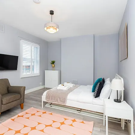 Renovated 3br Wgarden In Stratford, 1min To Train Holiday home