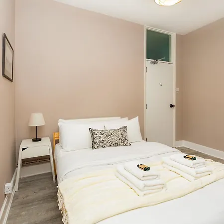 Renovated 3br Wgarden In Stratford, 1min To Train Holiday home *