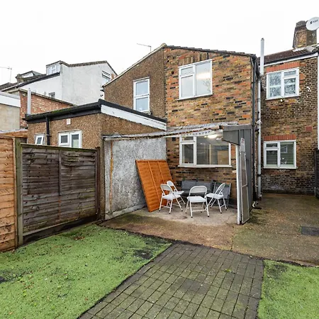 Renovated 3br Wgarden In Stratford, 1min To Train London