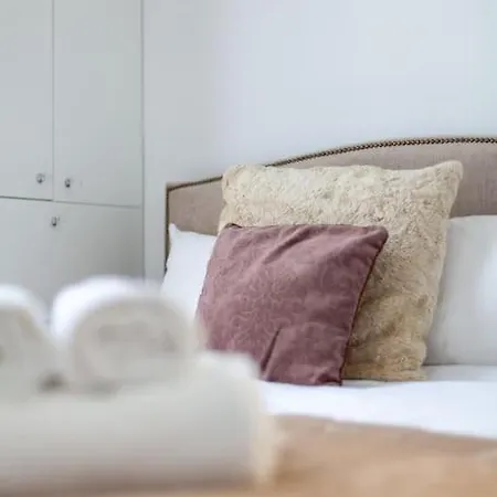 Modern 1-bed With 3 Minute Walk To Tube Station. Apartment *