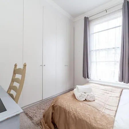 Modern 1-bed With 3 Minute Walk To Tube Station. Apartment London