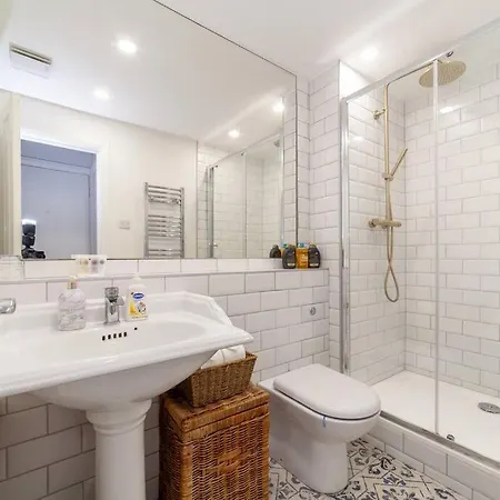 Modern 1-bed With 3 Minute Walk To Tube Station. *