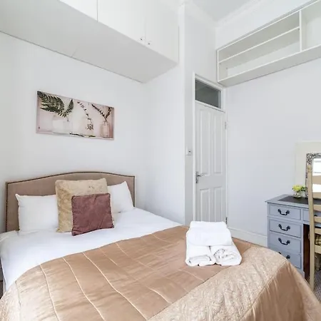 Modern 1-bed With 3 Minute Walk To Tube Station. Apartment *