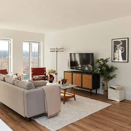 The Wembley Park Secret - Spacious 3bdr Flat With Terrace London
