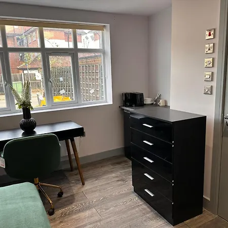 Letzi Premium Cozy Retreat Private En-suite Rooms, Harrow Guest house Pinner