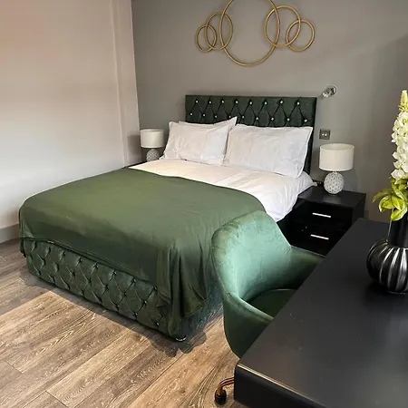 Letzi Premium Cozy Retreat Private En-suite Rooms, Harrow Guest house *