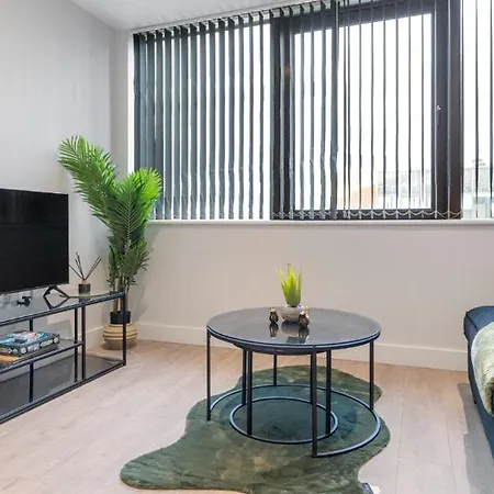 Harmonious Greens: Cozy 1-bed Flat In Apartment