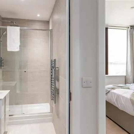 Harmonious Greens: Cozy 1-bed Flat In *