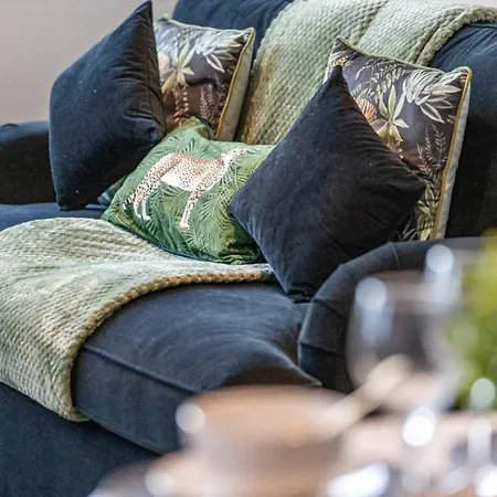 Harmonious Greens: Cozy 1-bed Flat In Apartment *