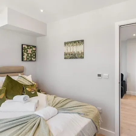 Harmonious Greens: Cozy 1-bed Flat In Harrow