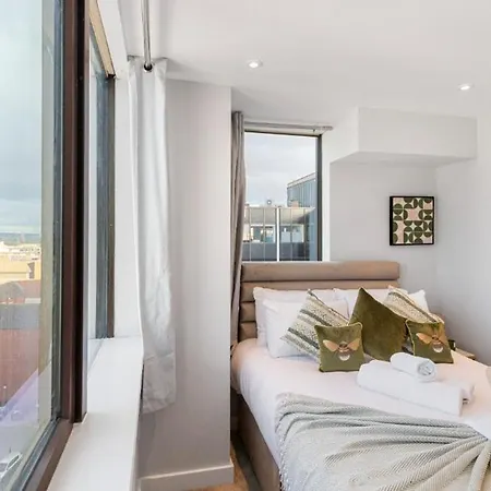 Harmonious Greens: Cozy 1-bed Flat In