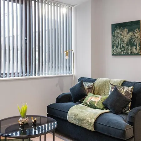 Harmonious Greens: Cozy 1-bed Flat In * Harrow