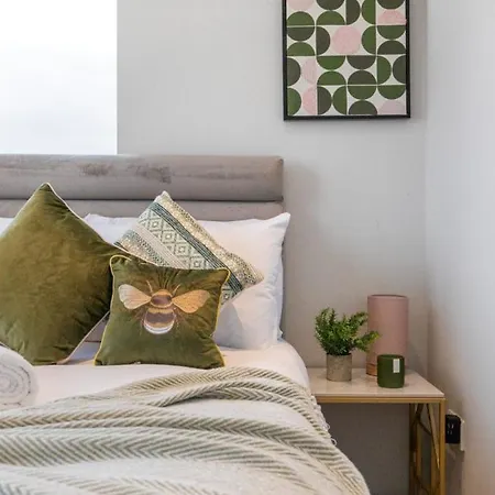 Harmonious Greens: Cozy 1-bed Flat In Apartment