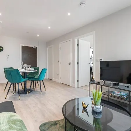Harmonious Greens: Cozy 1-bed Flat In *