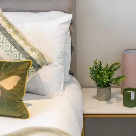 Harmonious Greens: Cozy 1-bed Flat In