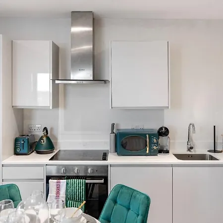 Harmonious Greens: Cozy 1-bed Flat In Harrow