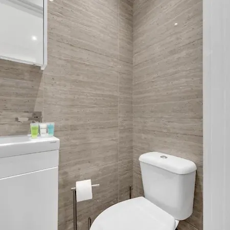 Apartment Bijou Living: Tiny Studio Bliss Southall
