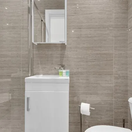 Apartment Bijou Living: Tiny Studio Bliss Southall