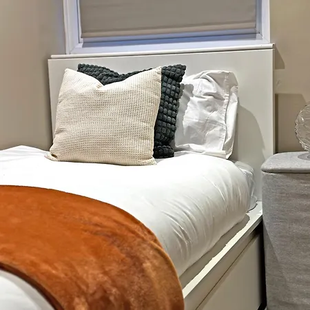 Oikoshomes Three Bedroom Flat In * London