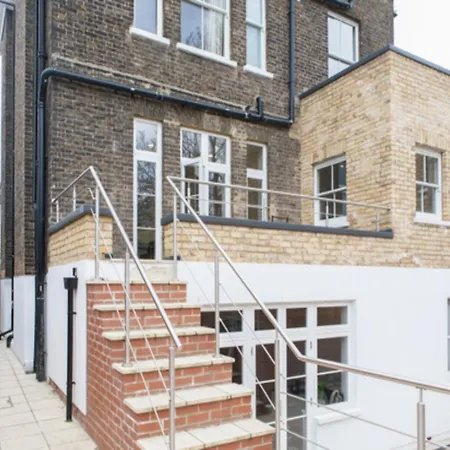 Pass The Keys - Spacious Flat With Private Sun Terrace In South East London