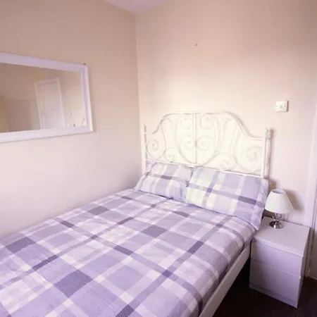 Grundy 32 Homestay London