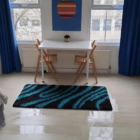 Family Room With Shared Kitchen And Bathroom In Angel Zone 1 Londen