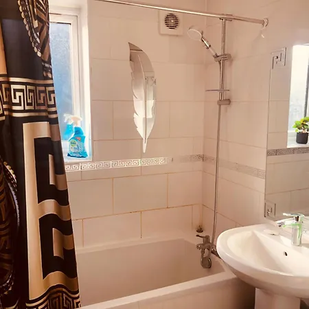 Cheerful 4 Bedroom House With Garden Free Parking *