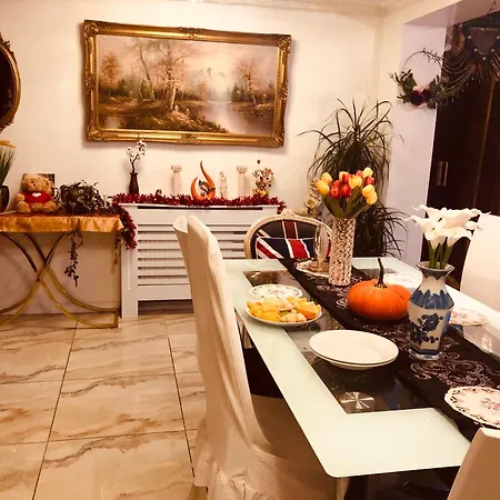Cheerful 4 Bedroom House With Garden Free Parking