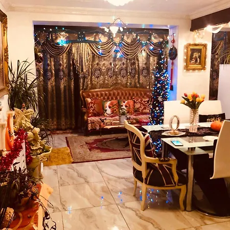 Cheerful 4 Bedroom House With Garden Free Parking *
