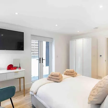 Luxury 2 Bedroom With Private Terrace & Parking - Wanstead, Escape In Apartment *