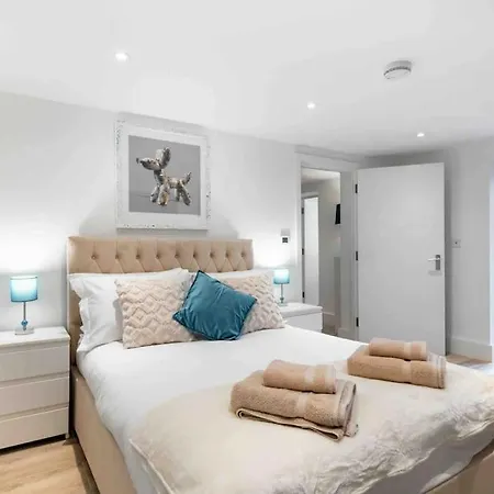 Luxury 2 Bedroom With Private Terrace & Parking - Wanstead, Escape In *