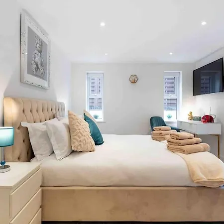 Luxury 2 Bedroom With Private Terrace & Parking - Wanstead, Escape In Apartment *